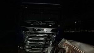 Tragedia: Dos fallecidos tras choque entre camión y automóvil