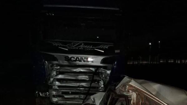 Tragedia: Dos fallecidos tras choque entre camión y automóvil