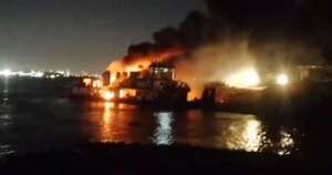 Diario HOY | Rescatan a 10 tripulantes tras incendio de un remolcador en el río Paraguay