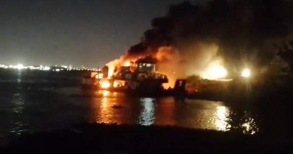 Remolcador con 250.000 litros de combustible se incendia en Remanso - ADN Digital