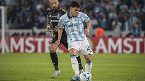 Racing goleó a Colo Colo y sacó pasaporte a los octavos de final