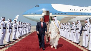 Trump pide "hacer tratos y no la guerra" al cierre de su visita a Catar