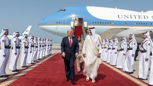 Trump pide "hacer tratos y no la guerra" al cierre de su visita a Catar