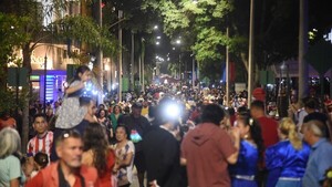 Fiesta y algarabía: Multitud copa el microcentro de Asunción por los festejos de la Independencia