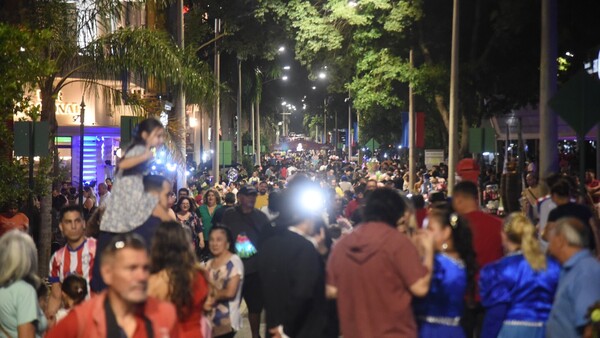 Fiesta y algarabía: Multitud copa el microcentro de Asunción por los festejos de la Independencia