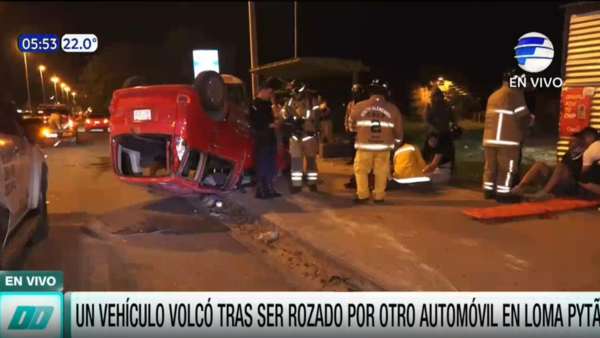 Un vehículo volcó tras ser rozado por otro automóvil en Loma Pytã