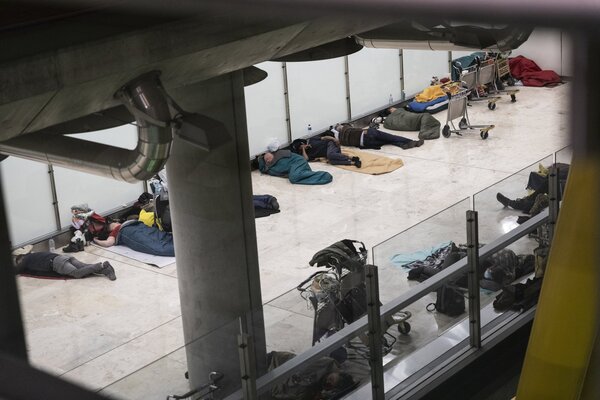 Aeropuerto de Barajas limita acceso para evitar entrada de personas sin techo - 1000 Noticias