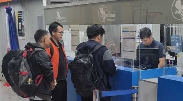 Expulsaron a tres chinos tras asalto a una granja de criptominería - trece