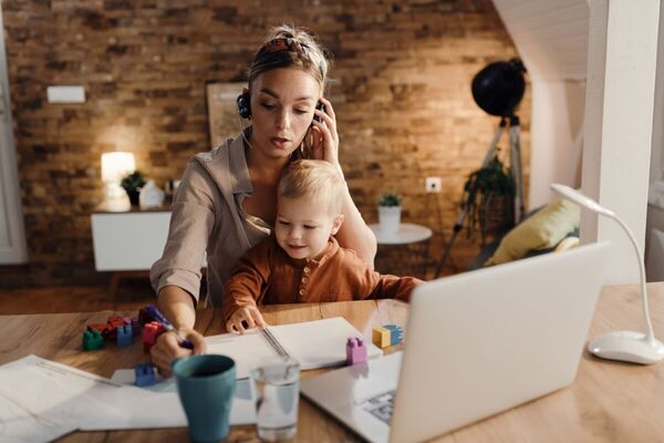 A las madres les cuesta más encontrar trabajo estable - Portal Digital Cáritas Universidad Católica