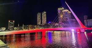 La Nación / Icónico puente porteño vistió los colores de Paraguay