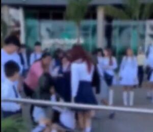 (VIDEO)Desfile patrio opa en moquete entre estudiantes