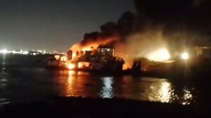 Remolcador ardió en el río Paraguay: Diez tripulantes fueron rescatados