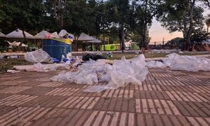 Basura patria: festejaron como héroes, ensuciaron como cerdos