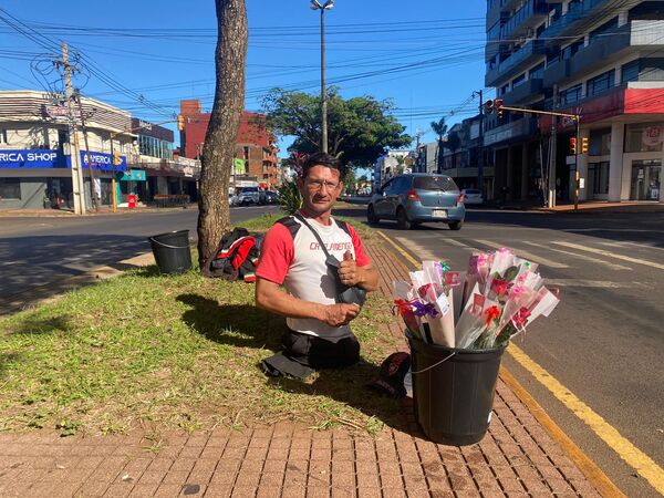 Más allá de los límites: Líder regala esperanza en forma de rosas
