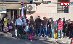 Larga fila y abrazos esperados en el Buen Pastor por el Día de las Madres