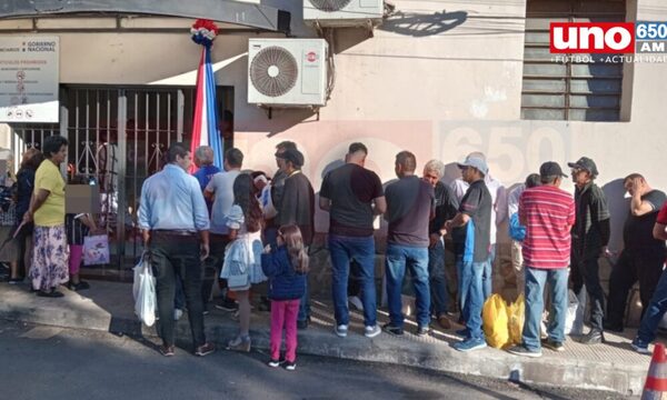 Larga fila y abrazos esperados en el Buen Pastor por el Día de las Madres