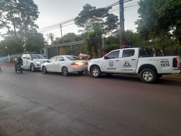 Vehículo sospechoso interceptado en Santa María: Ocupantes con antecedentes demorados