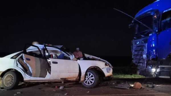 Choque frontal entre un auto y un camión deja dos muertos en San Pedro del Paraná