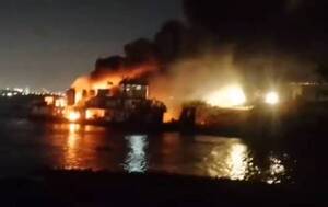 Se achicharró todito: remolcador se convirtió en brasero durante la medianoche; 10 fueron rescatados
