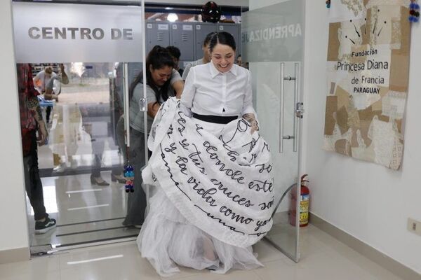 (GALERÍA) ¡Andrea Valobra es noticia en España por esta ingueroviable pollera!