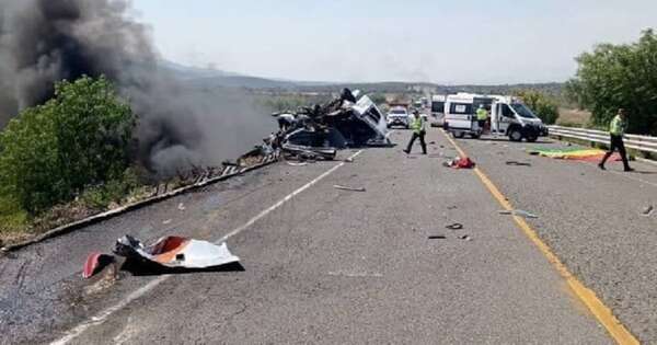 La Nación / México: mueren 21 personas en violento choque rutero