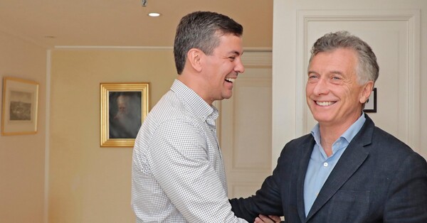 Santi se mete en la interna de Macri con Milei y lo lleva a recorrer una escuela en Luque