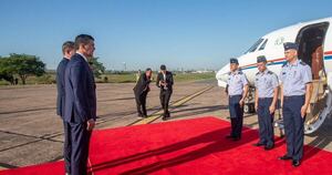 La Nación / Santiago Peña inicia gira internacional con la misa de entronización del papa León XIV