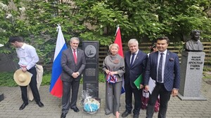 Con un monolito, homenajean póstumamente a José Asunción Flores en Rusia