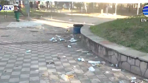 Escasos basureros y baños y un despliegue policial para dispersar a asistentes al acabar festejos patrios