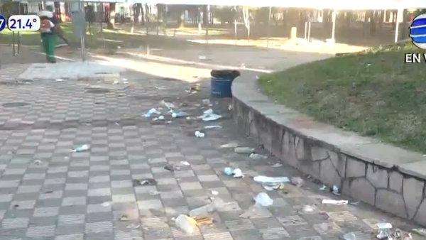 Escasos basureros y baños y un despliegue policial para dispersar a asistentes al acabar festejos patrios
