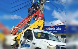¿Día de la madre o de los inocentes?: gente en una camioneta de la Essap arreglando cables de la Ande