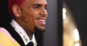 La Nación / Acusan a Chris Brown de arrojar botella y golpear a productor en una discoteca