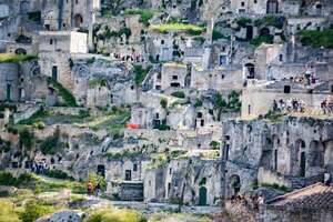 Conocé Matera, la ciudad italiana excavada en piedra que fue escenario de James Bond  - Viajes - ABC Color