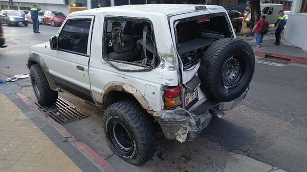 Viernes de furia en el microcentro: accidente de tránsito involucra a un ómnibus - Nacionales - ABC Color