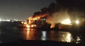 RESCATAN A 10 TRIPULANTES SANOS Y SALVOS DE REMOLCADOR INCENDIADO