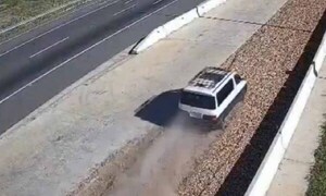 ¡Al límite!, rampa de frenado detiene camioneta con 7 personas en el cerro Caacupé – Prensa 5