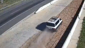 Video: ¡Al límite!, rampa de frenado detiene camioneta con 7 personas en el cerro Caacupé