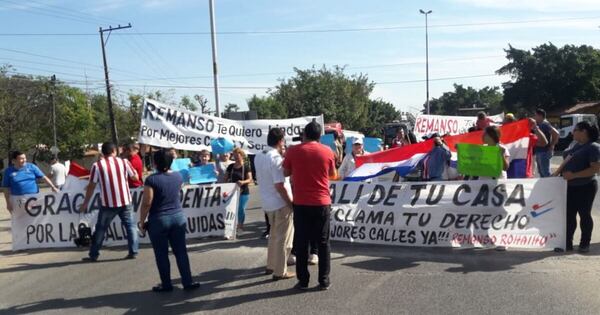 La Nación / Vecinos cierran tramo Remanso-Falcón en reclamo de la construcción de una rotonda