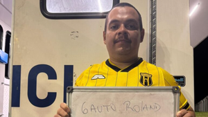 Hincha de Guaraní preso por romper billetes de ashá durante partido ante Independiente