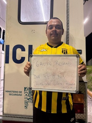 Hincha de Guaraní fue detenido en Argentina por romper billetes en el estadio | Unicanal