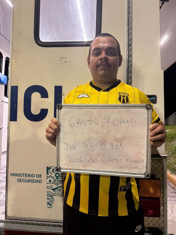 Hincha de Guaraní fue detenido en Argentina por romper billetes en el estadio | Unicanal