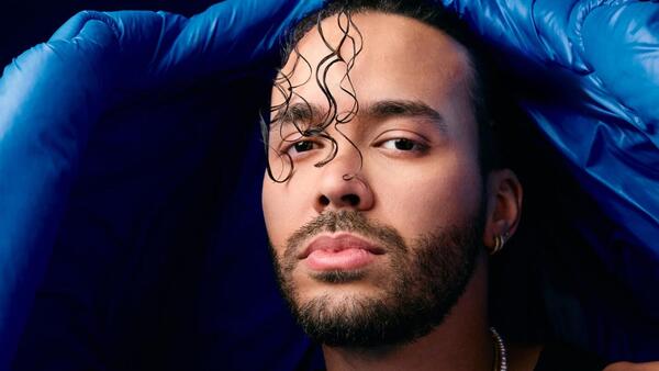 Prince Royce inyecta sabor caribeño a mitos como The Beatles y Elvis Presley en Eterno
