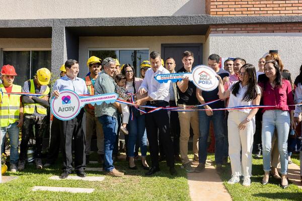 El Presidente Peña inauguró una nueva etapa de Che Róga Porã con entrega de viviendas en Luque
