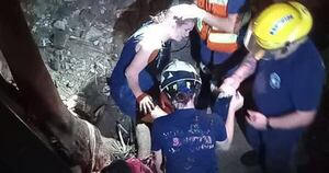 Diario HOY | Pareja cayó al arroyo Mburicao y fue rescatada por bomberos