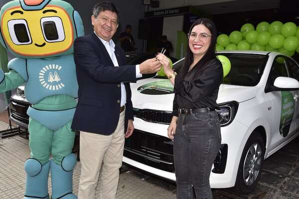 Cooperativa Medalla Milagrosa entrega su primer 0 km del 2025 - Mundo empresarial - ABC Color
