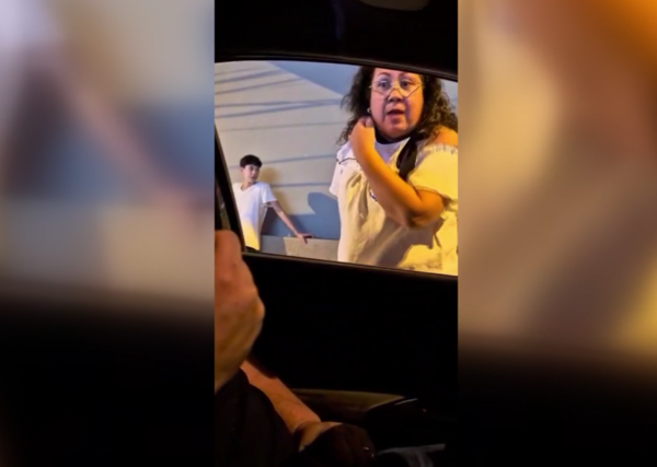 Una mujer utilizó una placa policial para amenazar a una familia | Unicanal