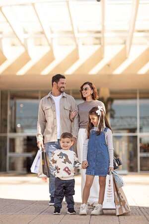 En el Shopping Mariano “Mamá y Papá lo valen todo” - Empresariales - ABC Color