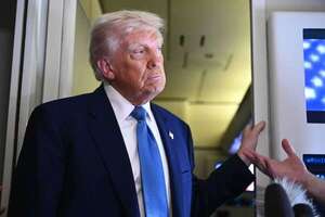 Trump ataca a la Corte Suprema por bloquear la expulsión de migrantes  - Mundo - ABC Color