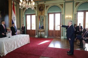 Peña tomó juramento al nuevo embajador ante Colombia  - Política - ABC Color