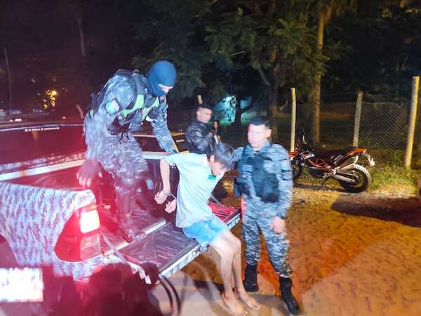 Detienen a dos jóvenes tras persecución en Luque: uno de ellos portaba un arma de fuego - Policiales - ABC Color